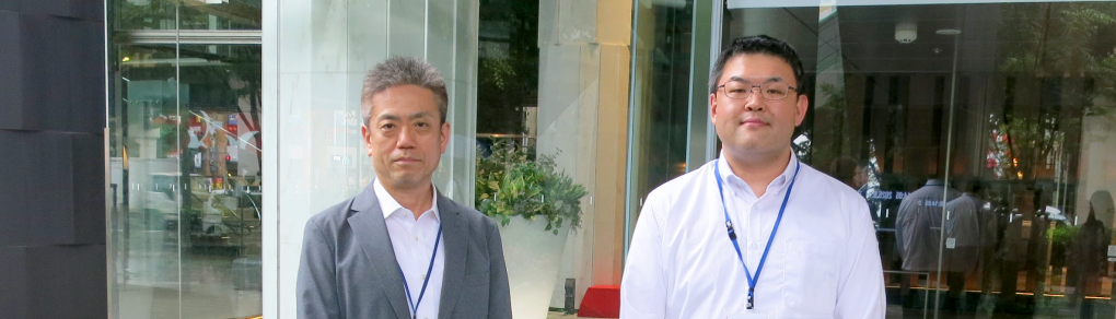 今回お話を伺った情報システムチームの秦様と岡野様