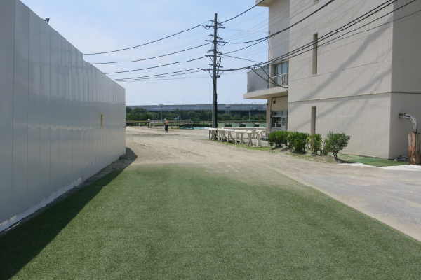 新棟と旧棟間は競走馬が通行 有線を引くことができない
